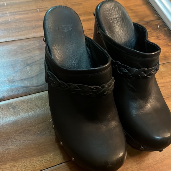 𝅺UGG Sz 8 Leather Wood Sole Round Studs Rivets Shearling Lined Heeled Clogs - Picture 3 of 4